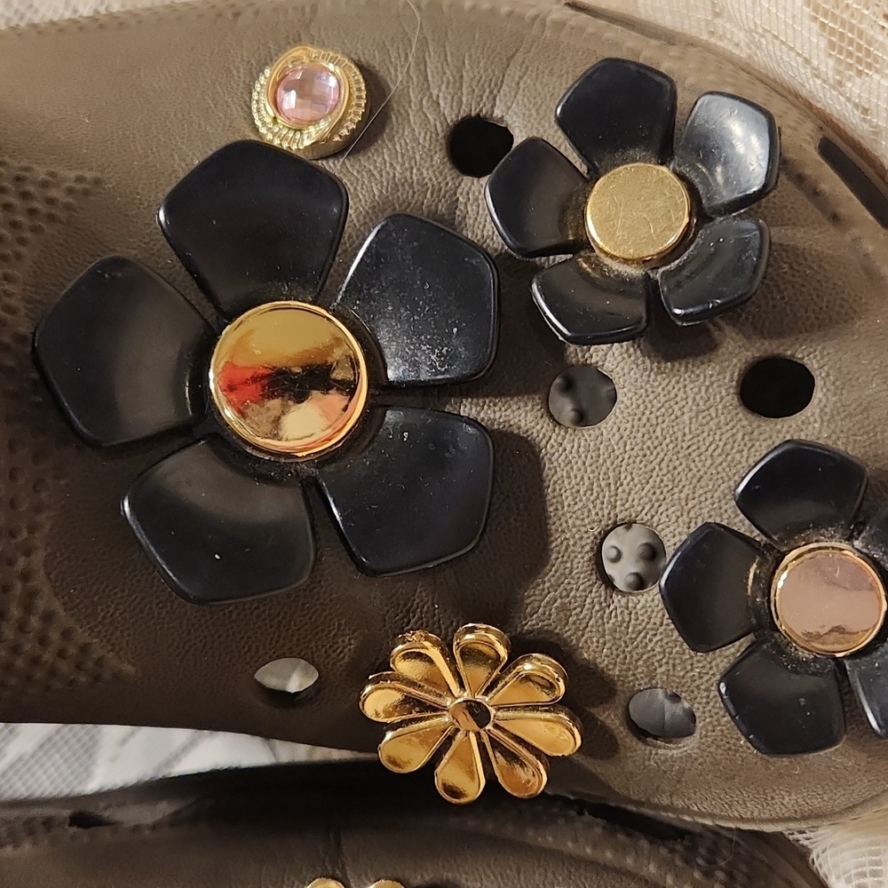 EMBELLISHED CROCS! SUPER CUTE 😍 NO ONE ELSE HAS A PAIR!!! 8W/6M - Picture 6 of 6